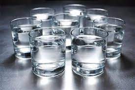 Gráfico que muestra 8 vasos de agua y una cantidad equivalente de botellas de agua de 500 ml para realizar un seguimiento de la hidratación.